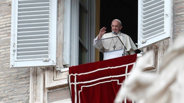 Papa Francisco acena após proferir a oração do Angelus de sua janela no dia do lançamento de sua nova encíclica